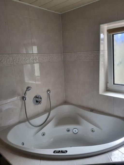 Schoene Unterkunft Mit Whirpool Nahe Phantasialand Apartment Weilerswist Ngoại thất bức ảnh